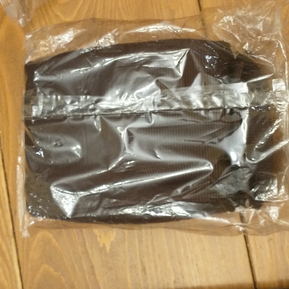 Japan Airlines Loewe amenities kit - Picture 3 of 6